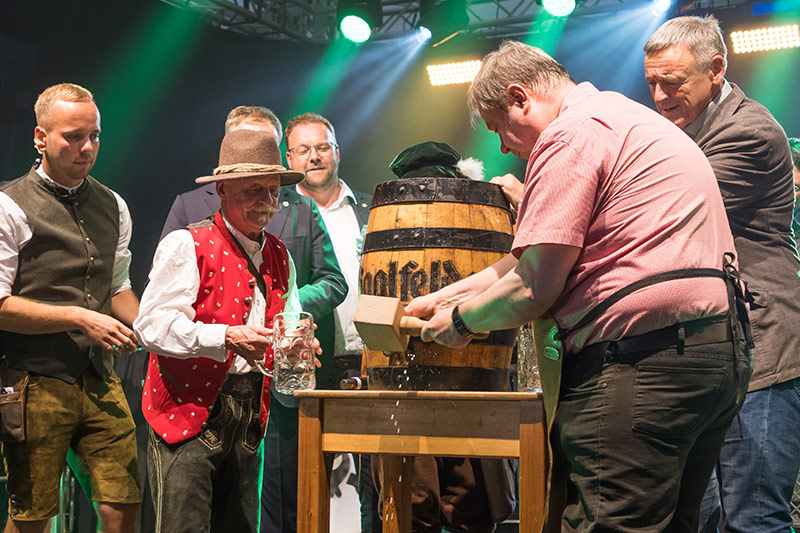Fassanstich auf der Bühne zum Saalfelder Bierfest