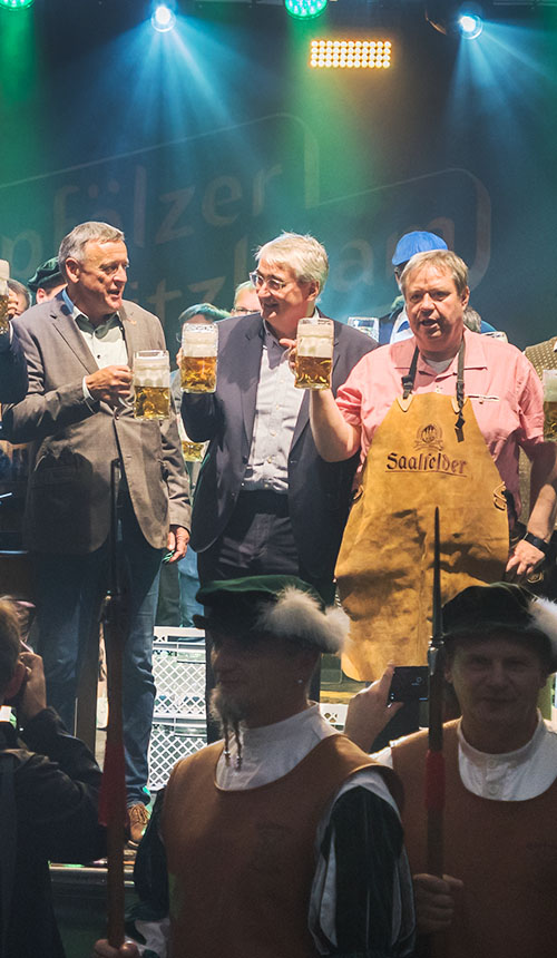 Ein Prosit der Gemütlichkeit auf der Bühne beim Saalfelder Bierfest 