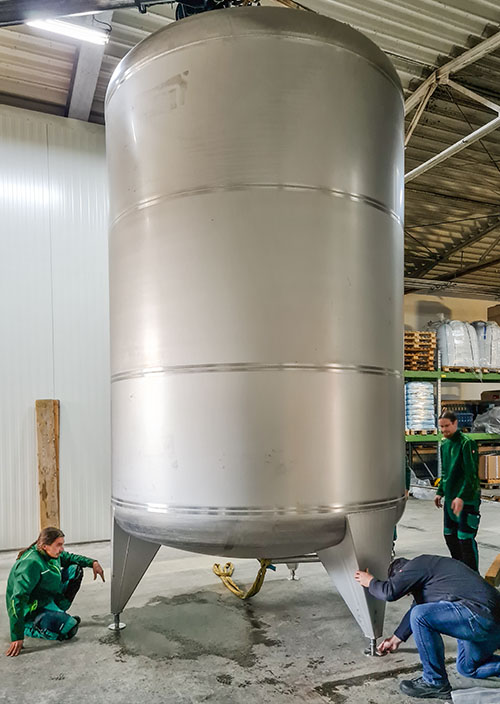 Der große Drucktank für fertig filtriertes Saalfelder Bier wird an seinem vorgesehenen Platz montiert.
