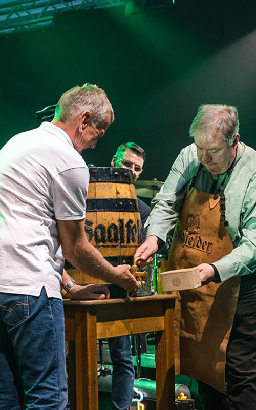 Fassbieranstich auf der Bühne zum Saalfelder Bierfest 2026