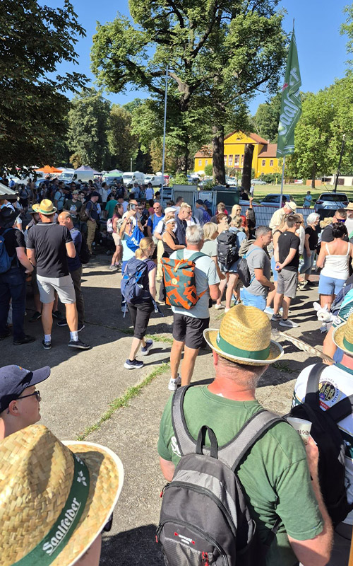 viele Menschen beim 1. Saalfelder Wandertag 2026